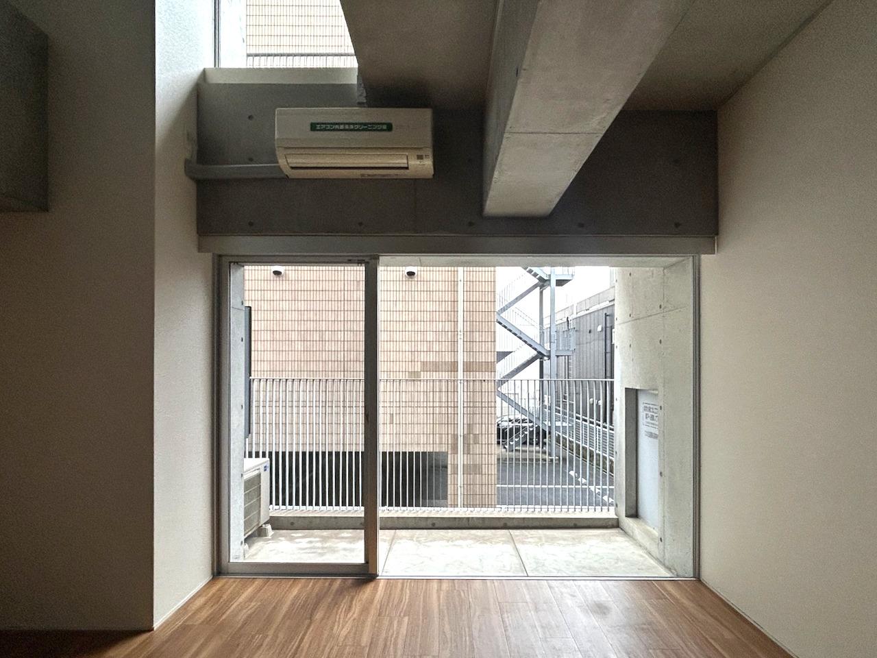 福岡市中央区警固の賃貸物件/窓からは優しい光が入ってきます。