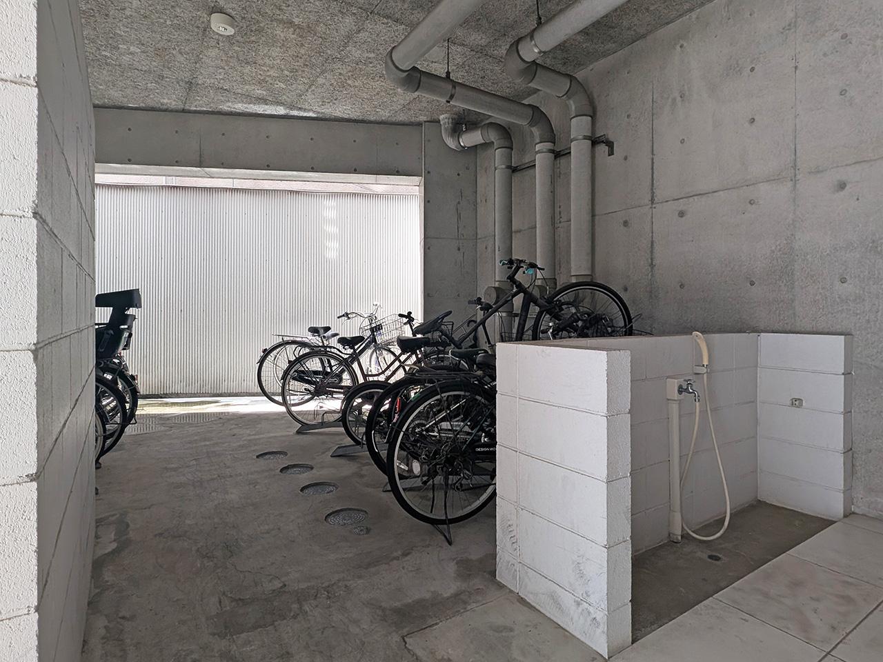 春日市春日原北町の賃貸物件/自転車置き場と、ワンちゃんの足洗い場。