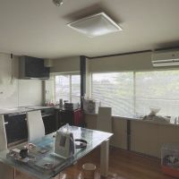 福岡県久留米市山本町の売買物件/キッチン。窓が多く日中は明るいです。