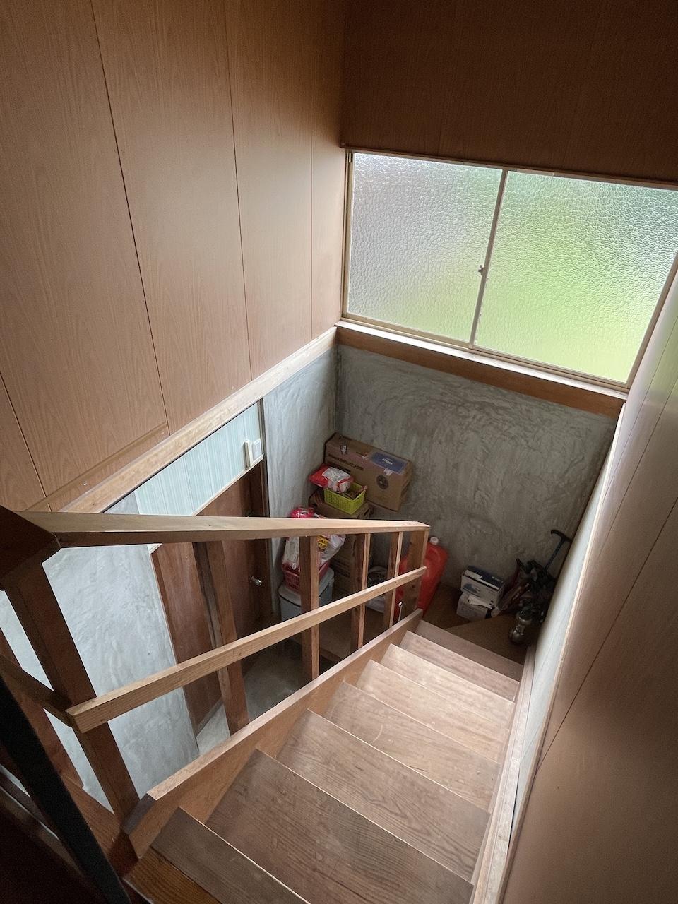 福岡県久留米市山本町の売買物件/廊下から1階にいける階段。