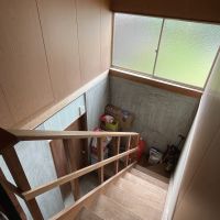 福岡県久留米市山本町の売買物件/廊下から1階にいける階段。