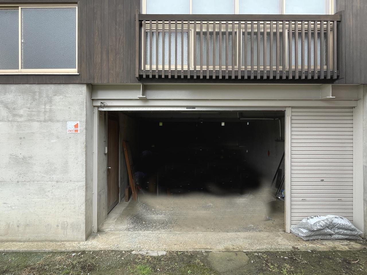 福岡県久留米市山本町の売買物件/こちらの車庫1につながってます。雨に濡れずに車へ移動可能。