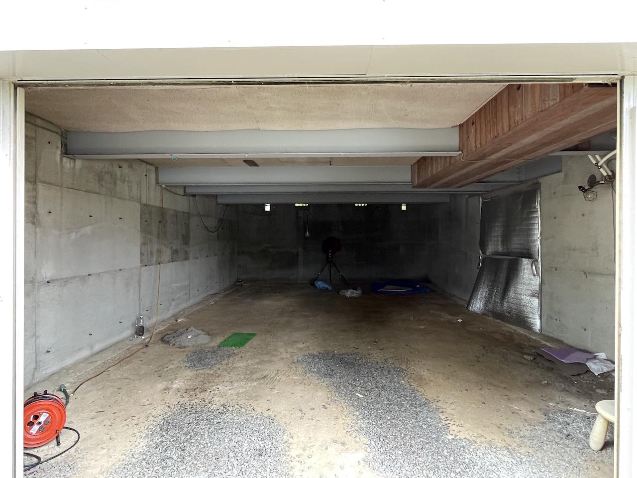 福岡県久留米市山本町の売買物件/倉庫3。電動シャッターです。車も停めれます。