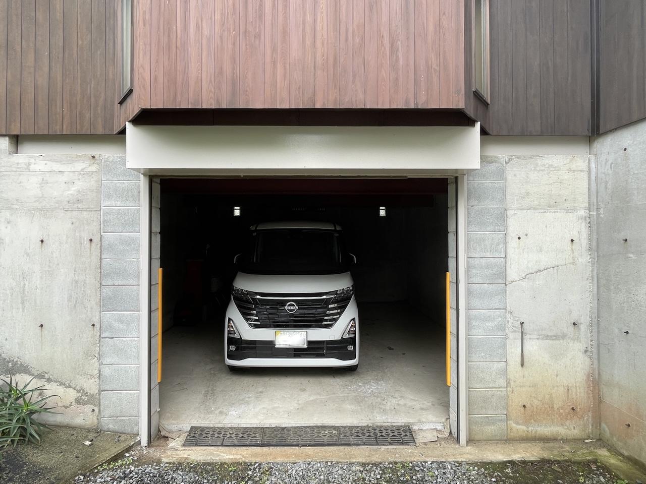 福岡県久留米市山本町の売買物件/車庫2。こちらは手動のシャッターになります。