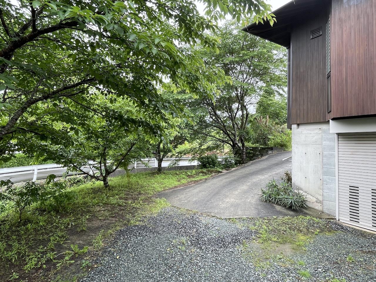 福岡県久留米市山本町の売買物件/建物横の道を登るとお庭に行けます。ちなみに木々は桜です。