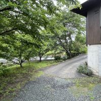 福岡県久留米市山本町の売買物件/建物横の道を登るとお庭に行けます。ちなみに木々は桜です。