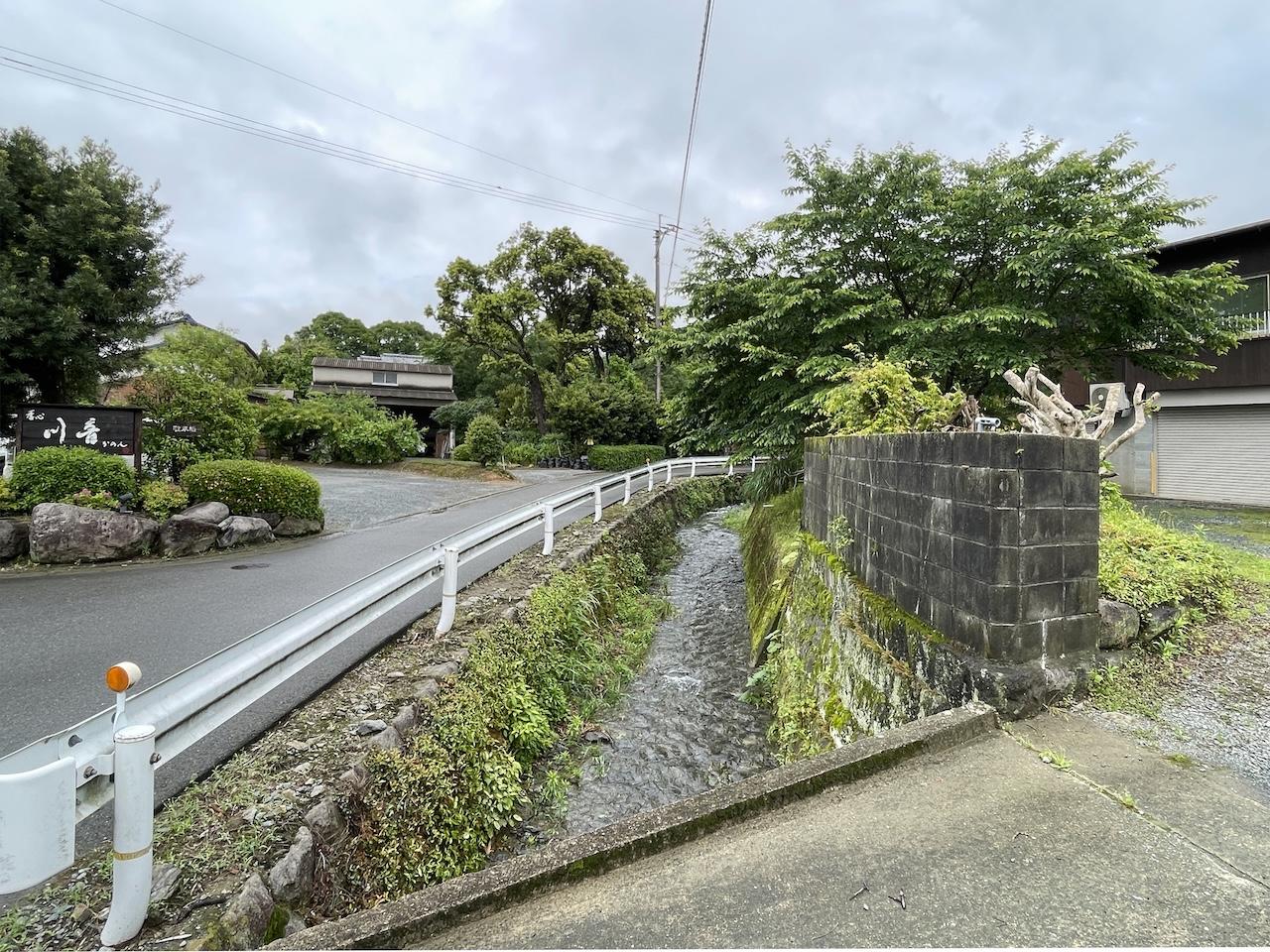 福岡県久留米市山本町の売買物件/建物前には、耳納蓮山から流れてくる水。