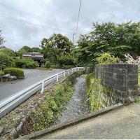 福岡県久留米市山本町の売買物件/建物前には、耳納蓮山から流れてくる水。