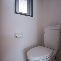 福岡県福岡市城南区鳥飼の賃貸物件/ちいさな窓のあるトイレ。(写真は102号室）
