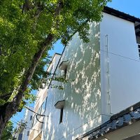 福岡市城南区片江の賃貸物件/街路樹とのコントラストが素敵。きっと町に愛されるお寿司屋さんだったのでしょう。