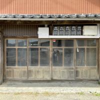 糸島市長野の賃貸物件/区画Aの外からの入り口は、素敵なガラス戸。