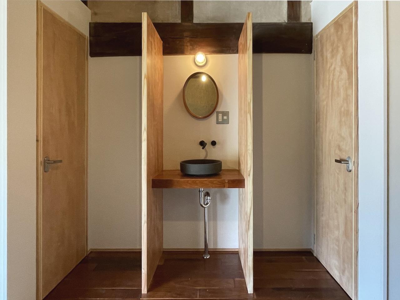 糸島市長野の賃貸物件/共用手洗い場。両サイドにトイレがあります。（男女別）