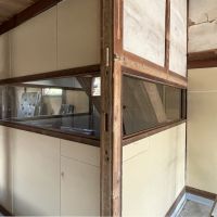糸島市長野の賃貸物件/区画A：ガラスの奥には、区画Dへの階段が見えます。