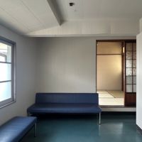福岡県八女市黒木町本分の賃貸物件/待合室として使われていた空間。ベンチも当時のものが残っており、懐かしい雰囲気。
