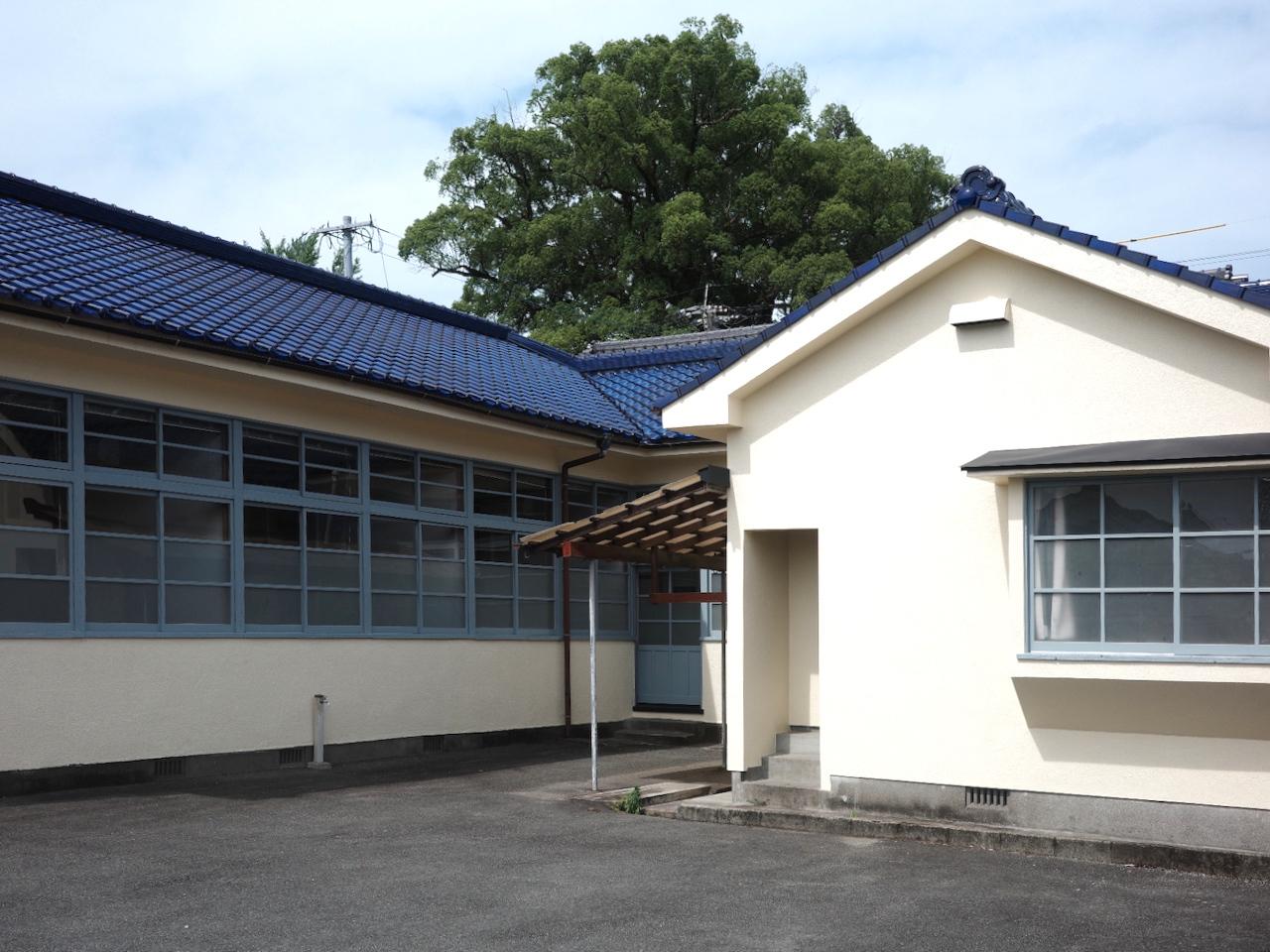 福岡県八女市黒木町本分の賃貸物件/青瓦とクリーム色の壁のコントラストが、優しくてホッとします。