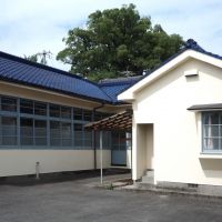 福岡県八女市黒木町本分の賃貸物件/青瓦とクリーム色の壁のコントラストが、優しくてホッとします。