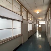 福岡県八女市黒木町本分の賃貸物件/共用廊下は薄いピンクの枠で優しい色合い。