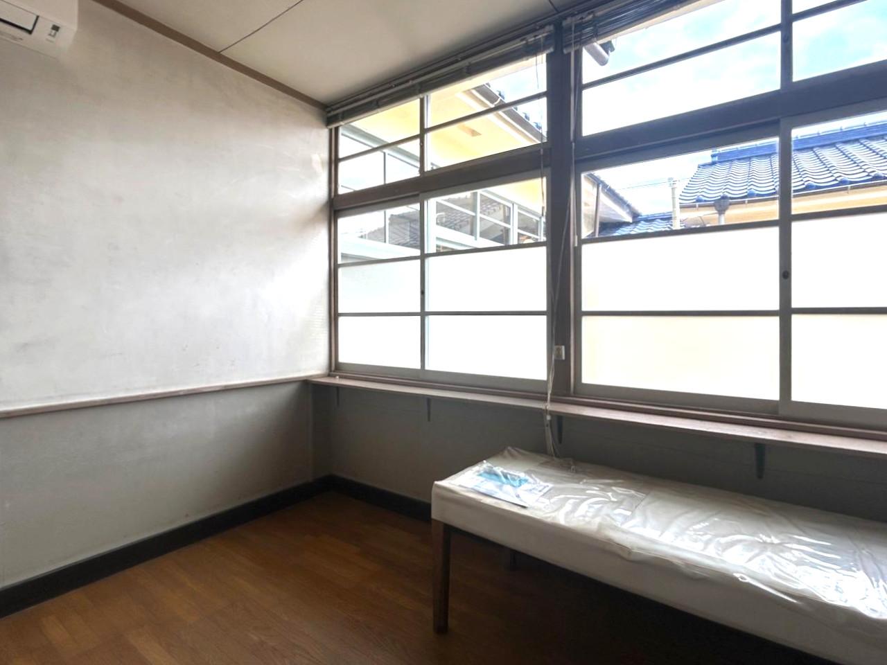 福岡県八女市黒木町本分の賃貸物件/【6号室】こちらは約9平米ほど。ちょっとした物販にもおすすめです。