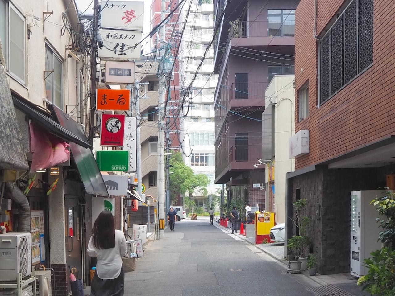 福岡市中央区六本松の賃貸物件/こんな雰囲気の路地裏が共存している魅力的な街です。