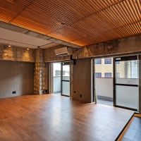 福岡市博多区博多駅前の賃貸物件/ルーバー天井が作りだすリズミカルな空間。