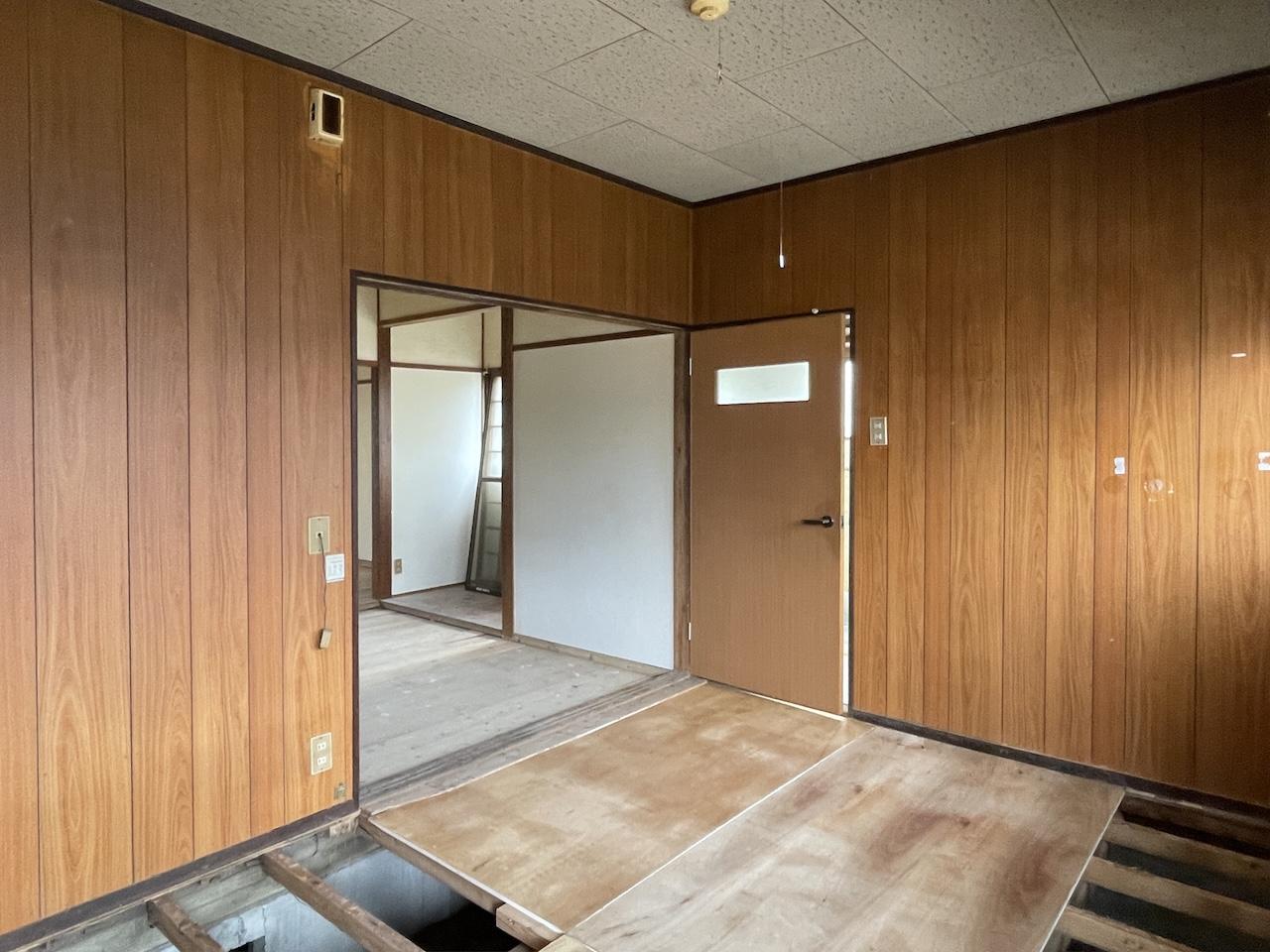久留米市合川町の賃貸物件/ダイニングキッチン。扉の向こうはトイレと浴室になります。