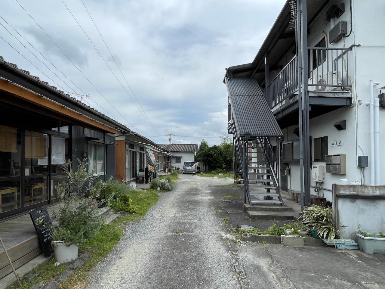 久留米市合川町の賃貸物件/建物目の前には、カフェが営業中。相乗効果を生み出してほしいです。