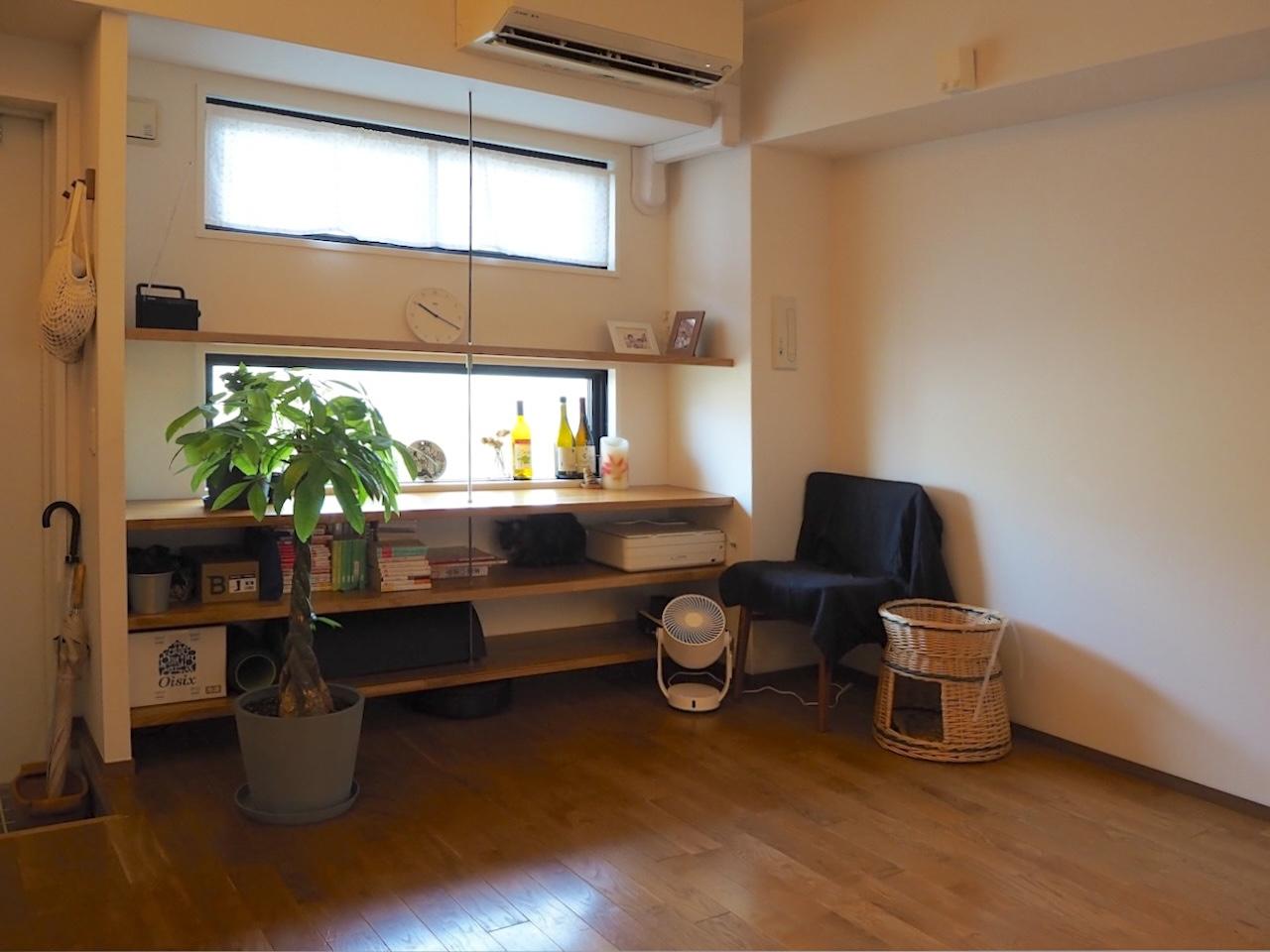福岡市早良区南庄の売買物件/窓面に造作の棚。
