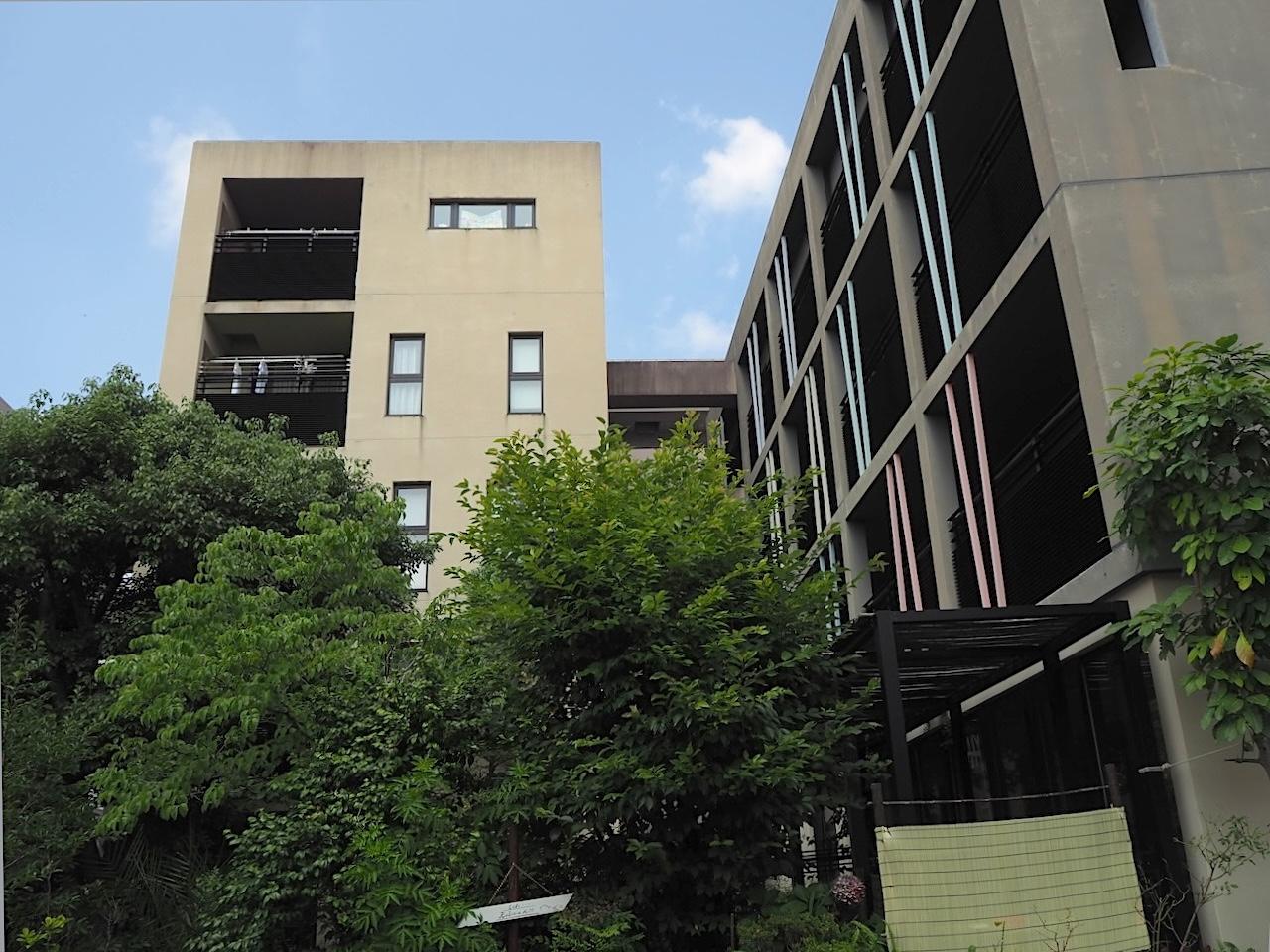 福岡市早良区南庄の売買物件/ベージュと黒の建物が寄り添うよう