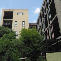 福岡市早良区南庄の売買物件/ベージュと黒の建物が寄り添うよう