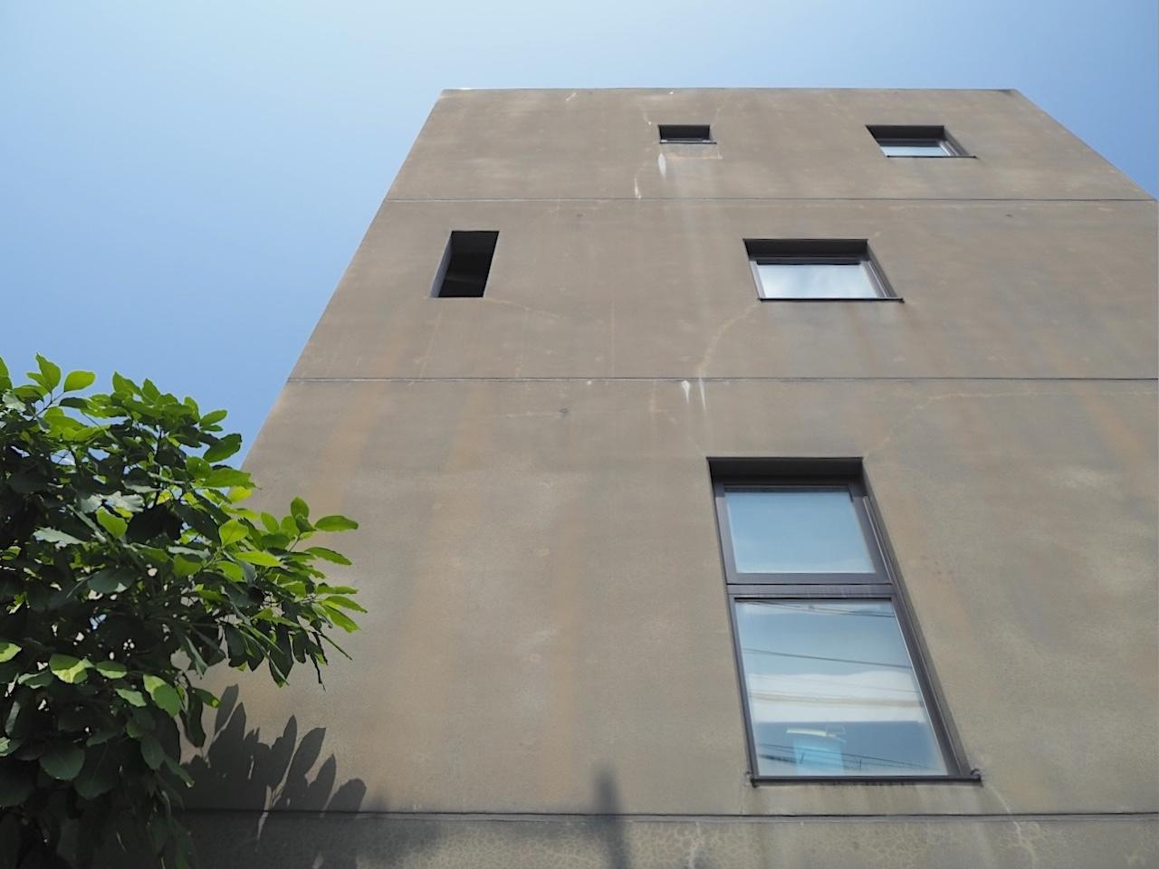 福岡市早良区南庄の売買物件/建物の側部。思わず見上げてしまいました。