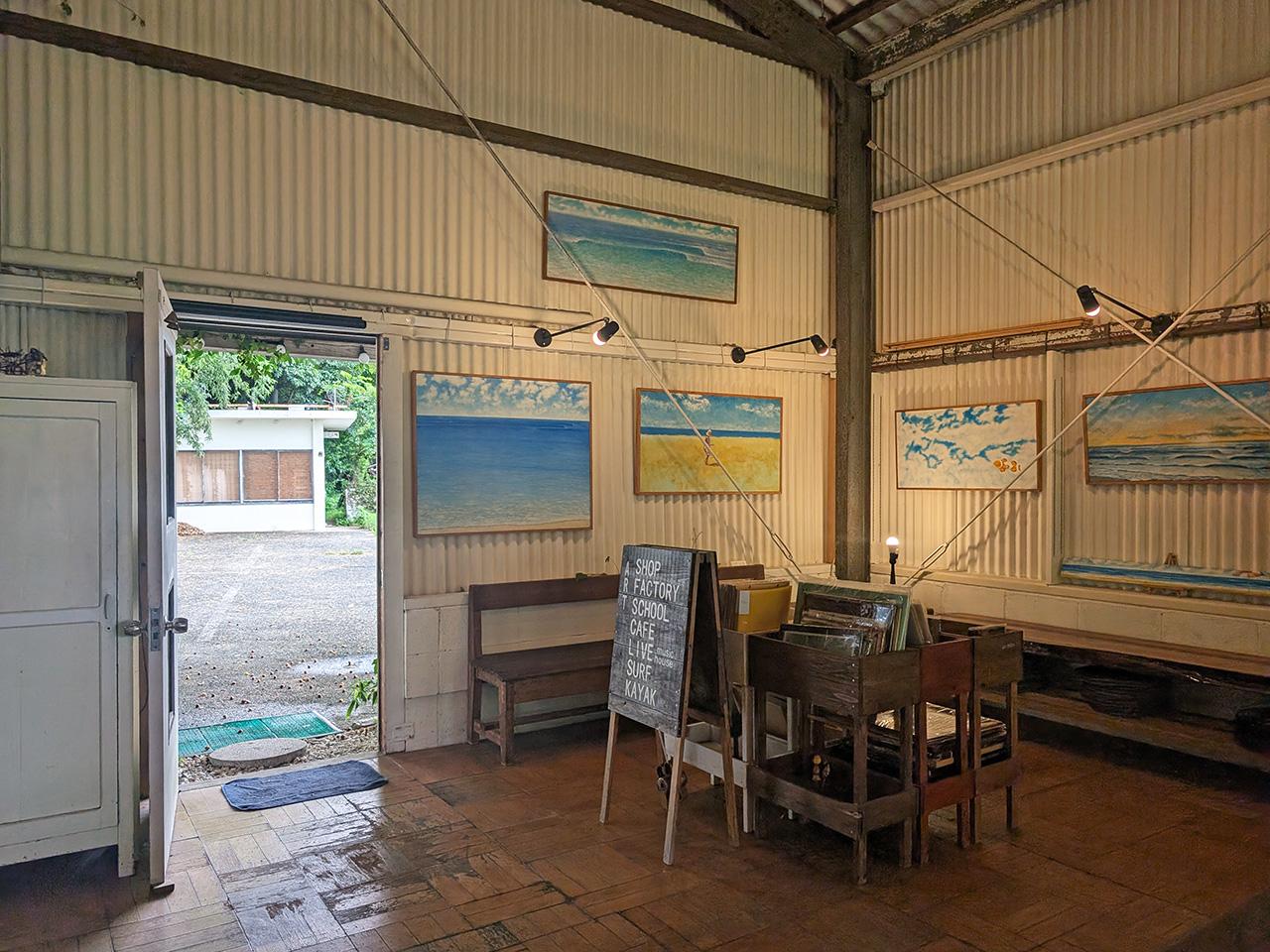 佐賀県唐津市浜玉町渕上の売買物件/海にまつわるアート作品がたくさん飾られていました。