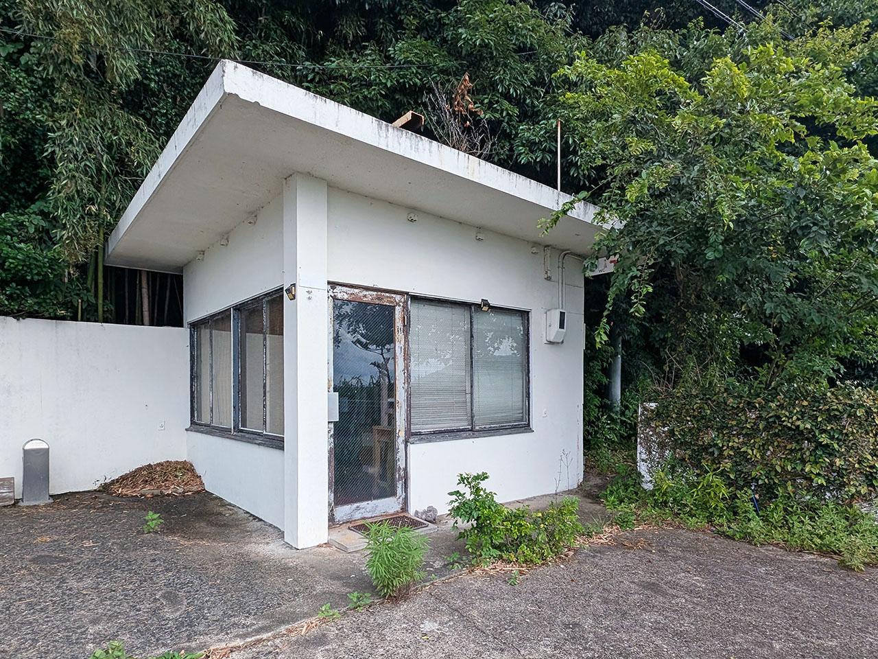 佐賀県唐津市浜玉町渕上の売買物件/登記されている建物はこちら。元はガソリンスタンドの施設として使われていました。