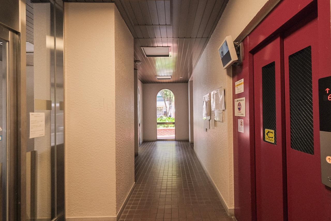 福岡市中央区赤坂の賃貸物件/エントランスもレトロな雰囲気