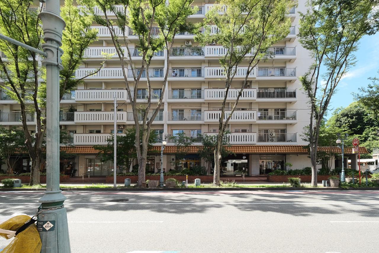 福岡市中央区赤坂の賃貸物件/オレンジ瓦とレンガのテラスがポイントです。