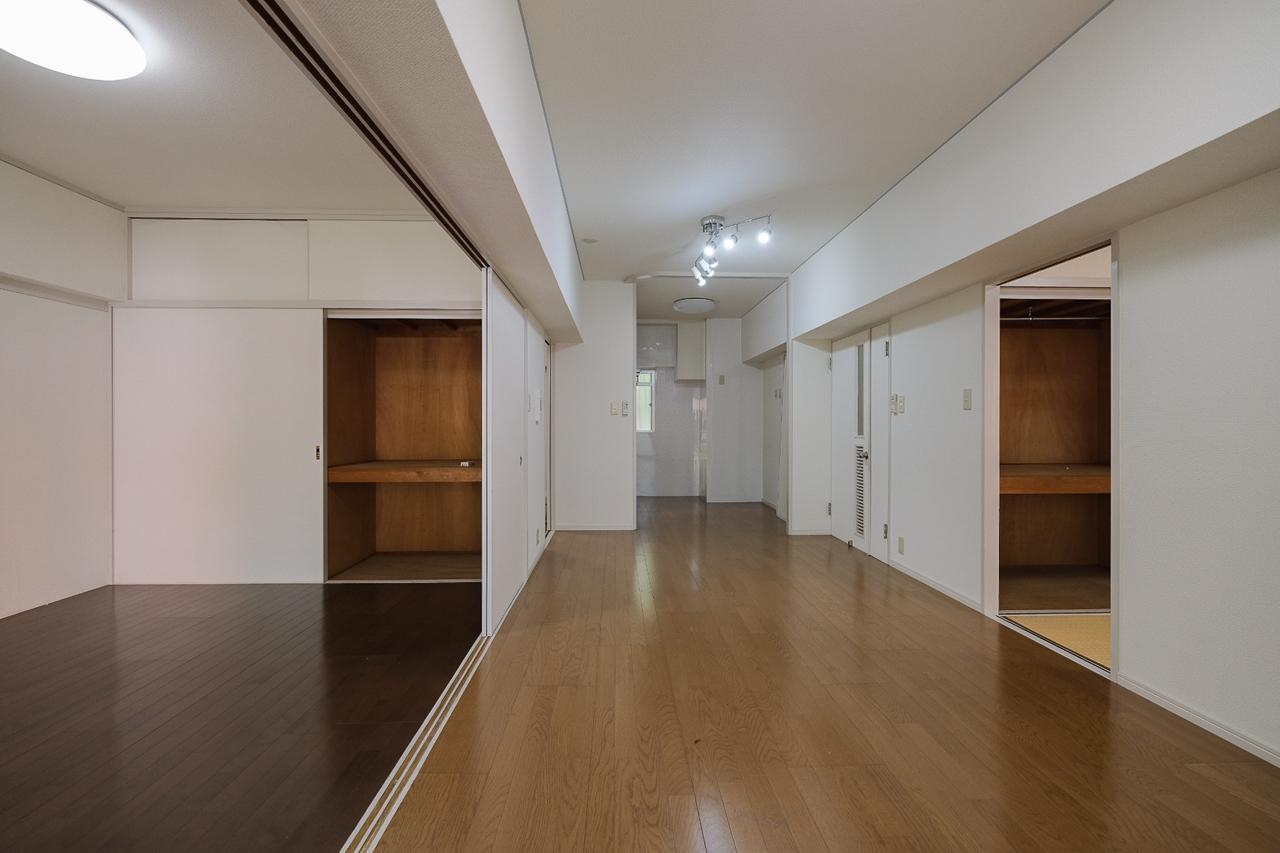 福岡市中央区赤坂の賃貸物件/元和室をフローリングへリフォーム。引き戸をはずして広々したリビングにするのもいいかと