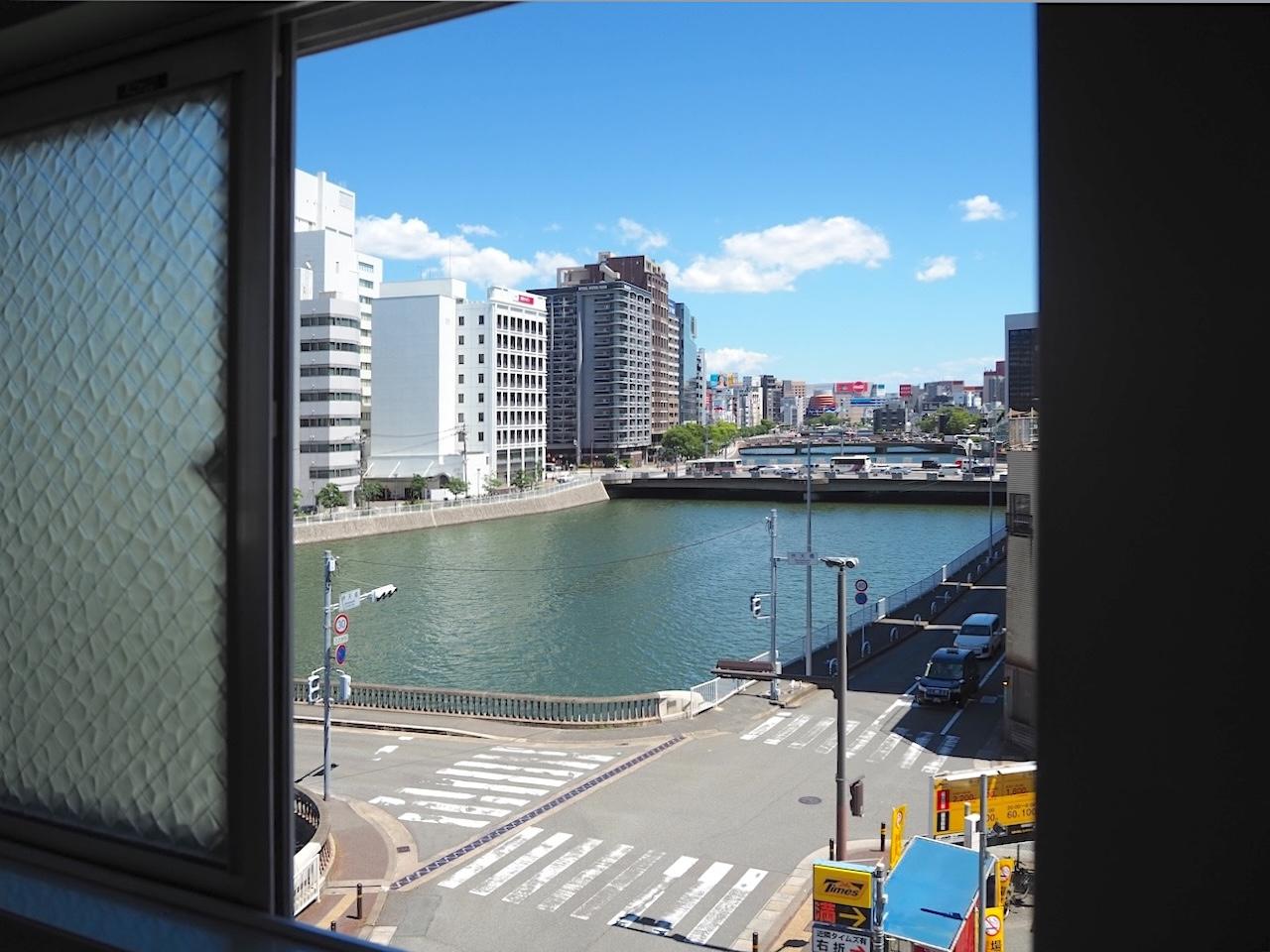 福岡市中央区天神の賃貸物件/東向きの小窓からもこの景色。