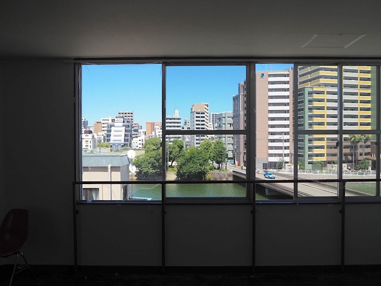 福岡市中央区天神の賃貸物件/北向きのため直射日光は少ないものの、日中を通して安定した光が入り、自然の緑や空の青の美しさをじっくりと味わうことができます。