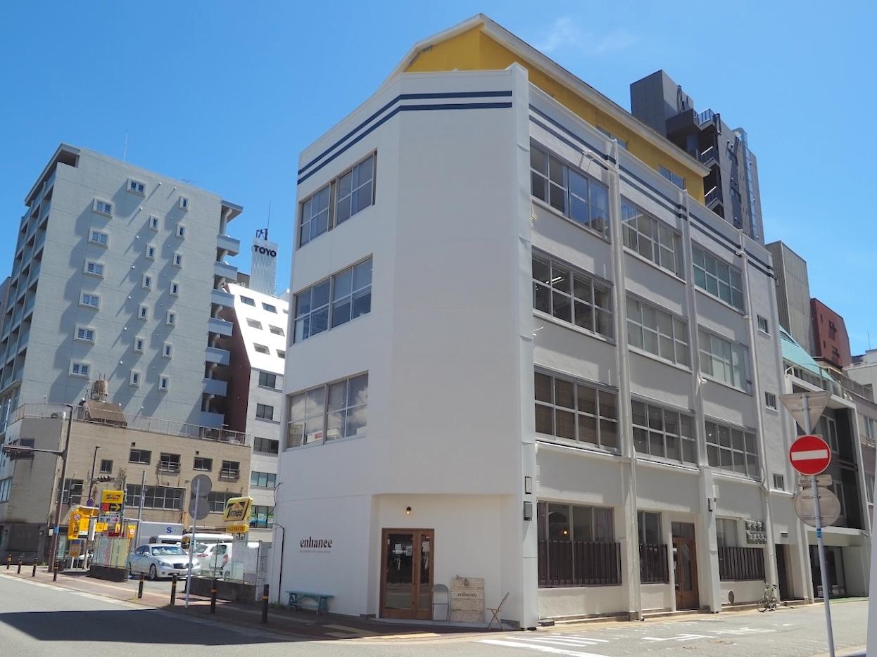 福岡市中央区天神の賃貸物件/1階にはカフェが入っています。