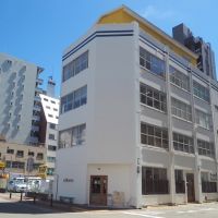 福岡市中央区天神の賃貸物件/1階にはカフェが入っています。