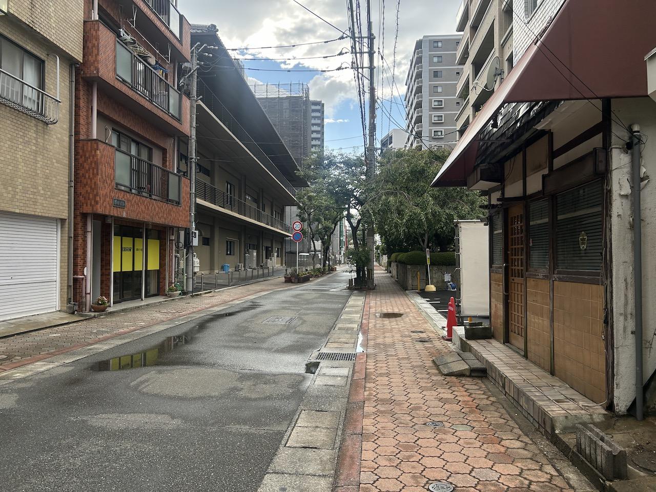 福岡市中央区荒戸の賃貸物件/物件前の通り。周囲の建物とも穏やかに馴染んでいます。