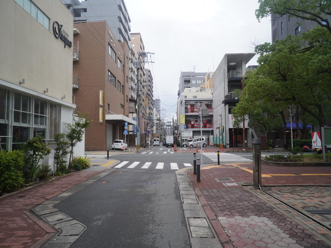 福岡市中央区荒戸の賃貸物件/通りを出るとすぐ大通りにつながります。