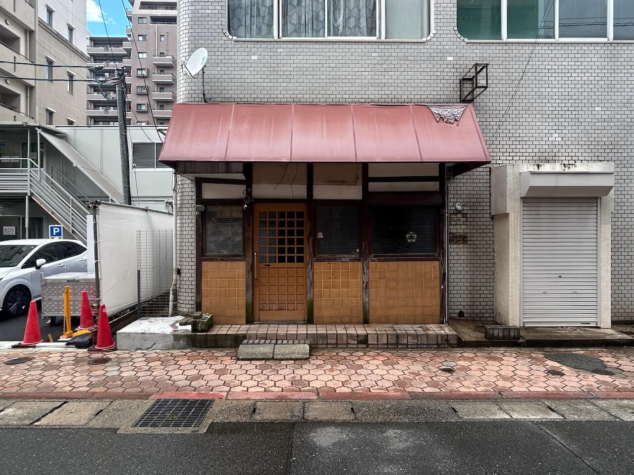 福岡市中央区荒戸の賃貸物件/外観も愛嬌のある佇まい。どんなお店ができるのか楽しみです。