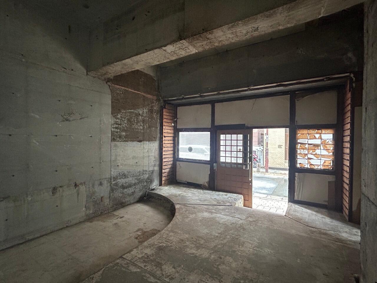 福岡市中央区荒戸の賃貸物件/窓からやさしい光が差し込みます。