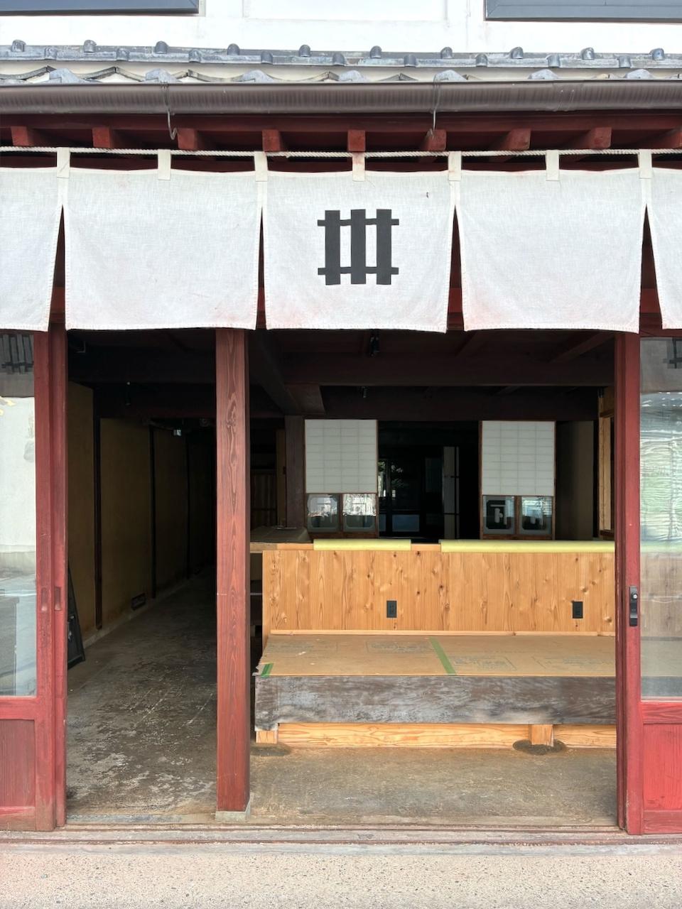 八女市本町の賃貸物件/あえて昔ながらの言葉を使うと手前を「ミセ」と言います。本来、商品を並べたり、商談したりするスペースですね。