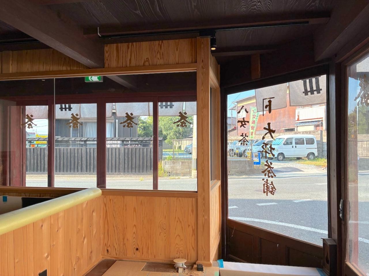 八女市本町の賃貸物件/掃き出し窓はこちら方面にも。角地の恩恵はバッチリです。