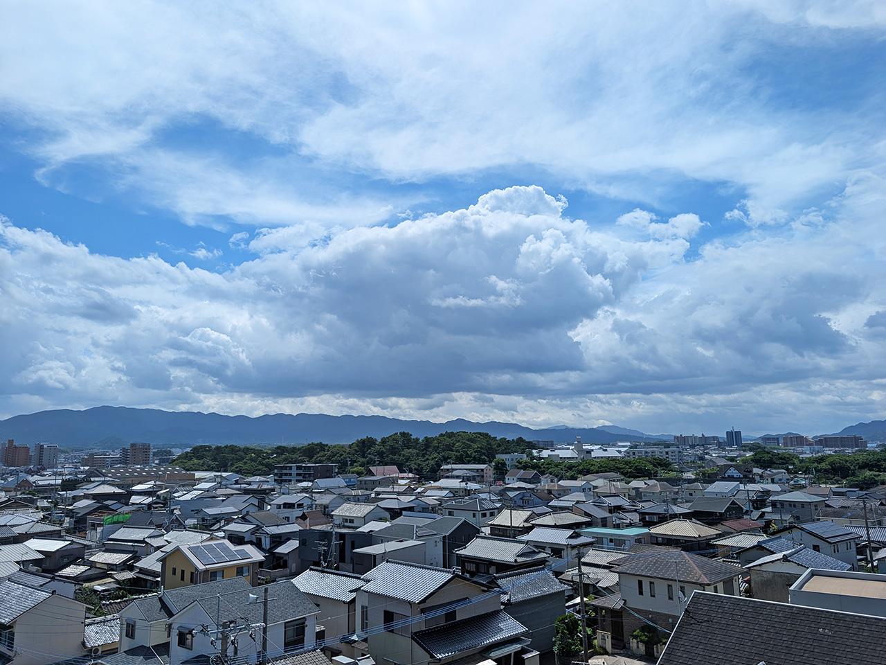 福津市西福間の売買物件/反対側は山と住宅街が広がり、ほっとする風景。