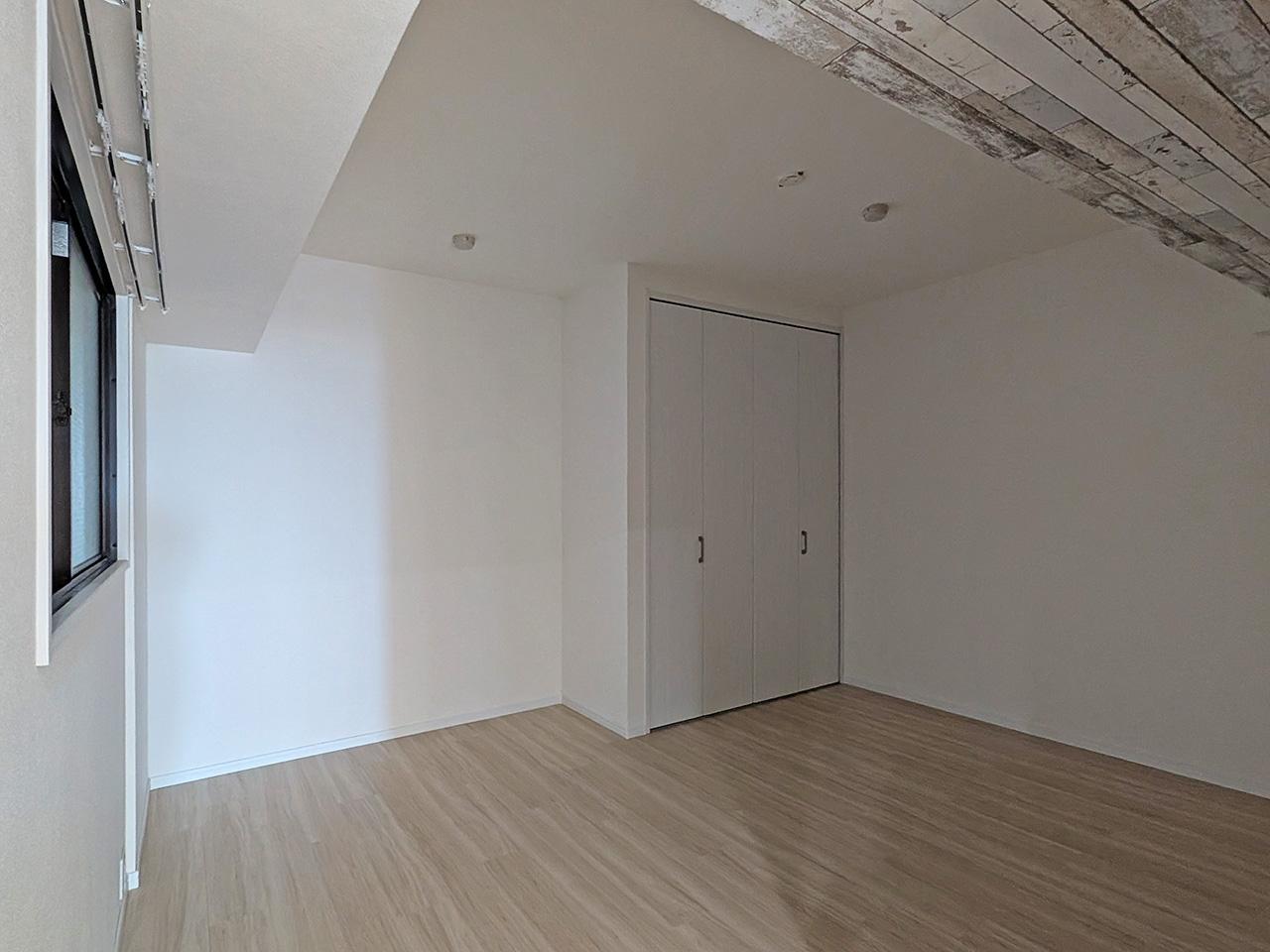 福津市西福間の売買物件/洋室その3。こちらは共用廊下に面していて、光はあまり入りません。