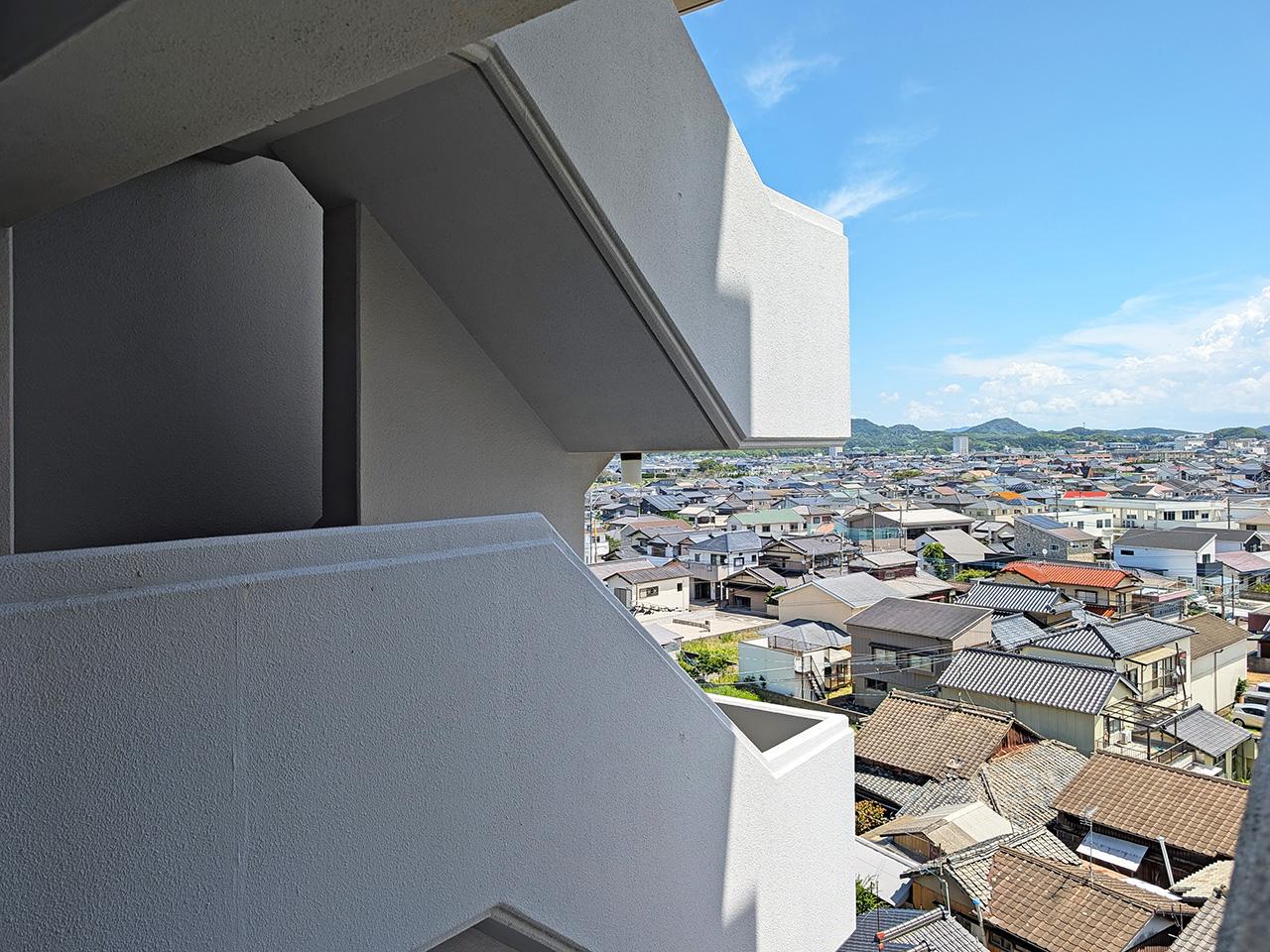 福津市西福間の売買物件/外階段からの風景。海の反対側はこんな感じです。のどかな景色。