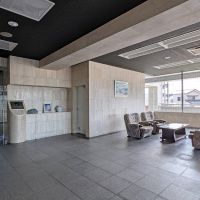 福津市西福間の売買物件/まるでホテルのような広々ロビー。この空間がオートロックの前にあるのはちょっとめずらしいかも。
