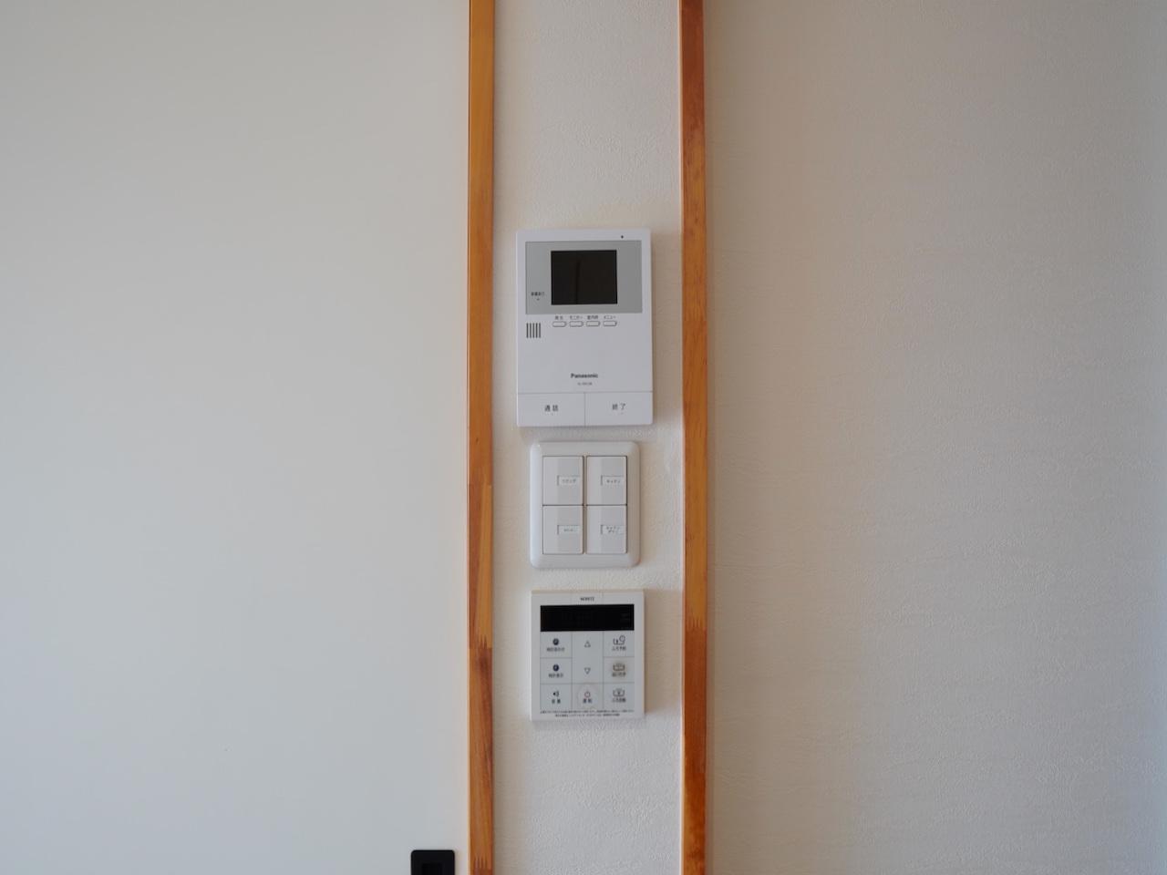 福岡市南区多賀の売買物件/インターフォン、スイッチ、追い焚きがぎゅと集まっています。